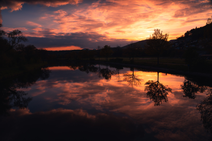 Traumhafte Abendrot Spiegelung in der Aare bei Aarau