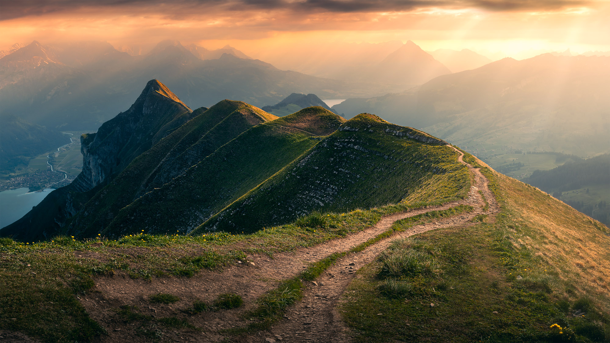 Brienzergrad Brienzersee Augstmatthorn im Sonnenuntergang mit Niesen