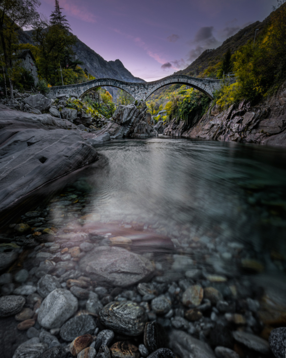 Die Steinbrücke Ponte dei Salti in Lavertezzo über die Vercasca im Tessin