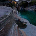 Die Steinbrücke Ponte dei Salti in Lavertezzo über die Vercasca im Tessin