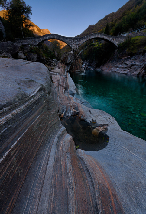Die Steinbrücke Ponte dei Salti in Lavertezzo über die Vercasca im Tessin