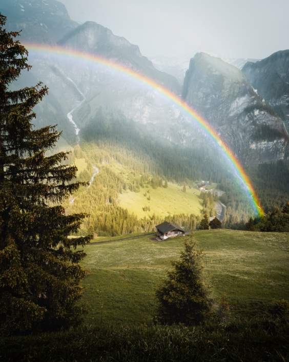 Adelboden Regenbogen im Frühling mit Sonne