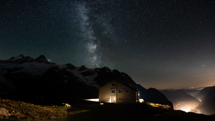 Glecksteinhütte SAC mit Milchstrasse und Grindelwald im Tal