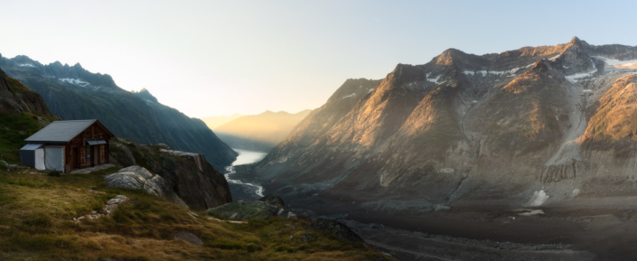Lauteraarhütte SAC mit Grimselsee bei Sonnenaufgang