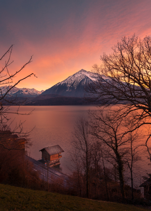 Niesen bei Abendrot mit Thunersee
