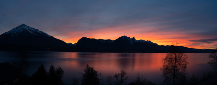 Abendrot Thunersee mit Niesen und Stockhorn