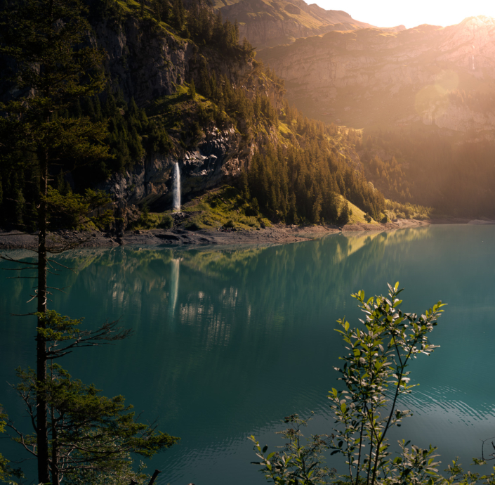 Oeschinensee Wasserfall mit Spiegelung bi Sonnenaufgang