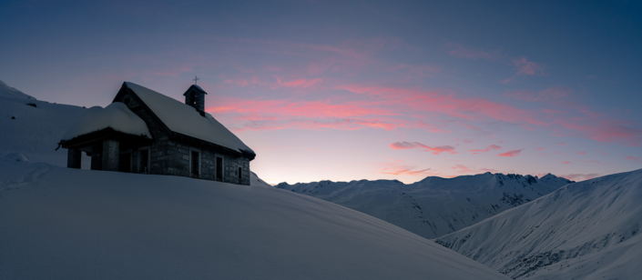 Tiefenbach Furka Kirche Sonnenuntergang mit Schnee und Abendrot