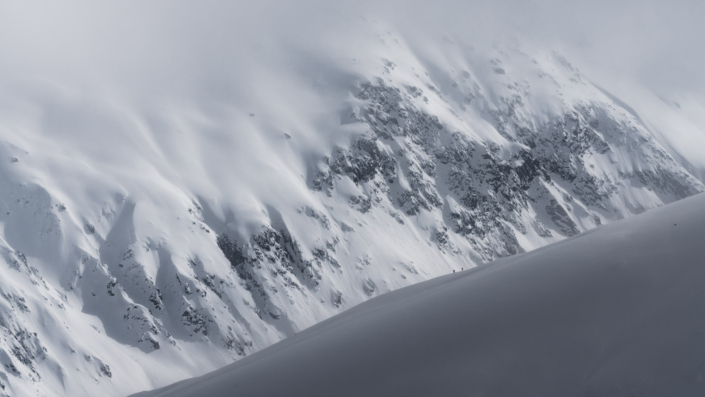 Tourenskifahrer in grosser Landschaft Furka Schnee