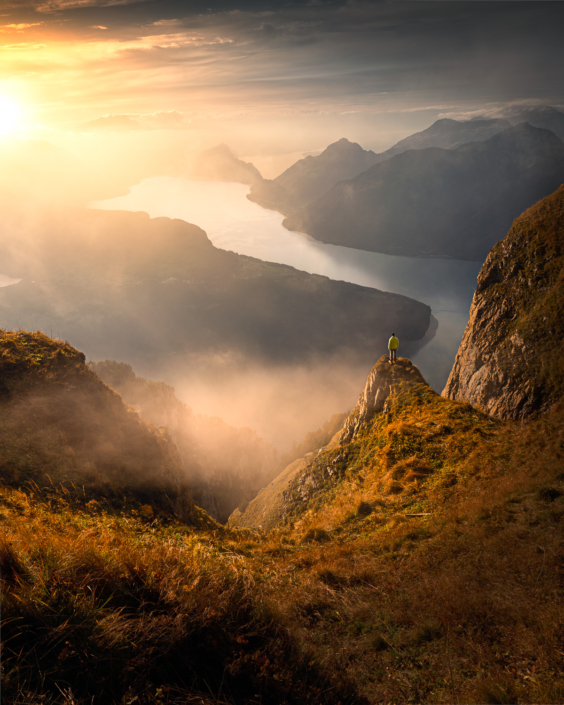 Sonnenuntergang auf dem Fronalpstock mit Nebel und Sicht auf Vierwaldstättersee Luzern