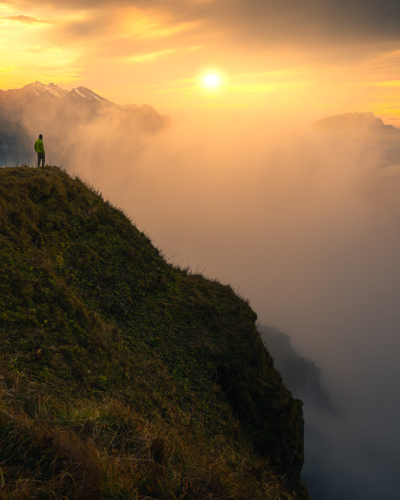 Sonnenuntergang auf dem Fronalpstock mit Nebel und Sicht auf Vierwaldstättersee Luzern Schwyz
