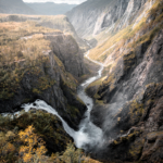 Vøringsfossen ist ein Wasserfall im Herbst in Norwegen