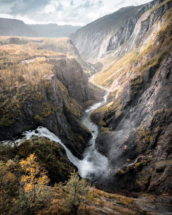 Vøringsfossen ist ein Wasserfall im Herbst in Norwegen