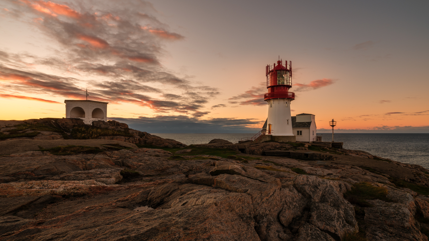 Das Lindesnes fyr ist Norwegens ältester und südlichster Leuchtturm bei Sonnenuntergang