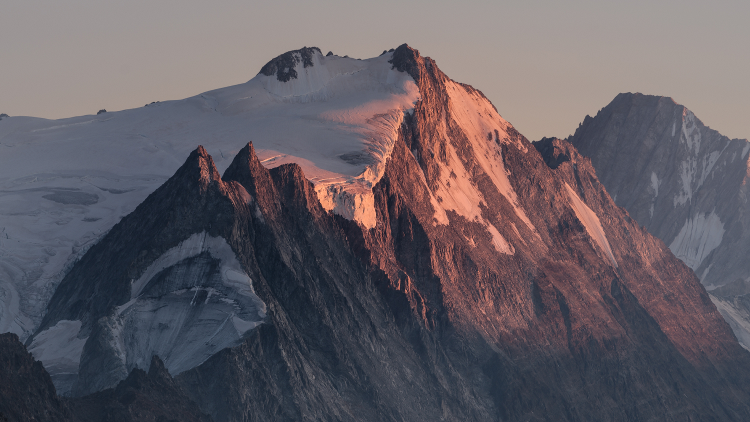Lonzahörner mit Alpenglow